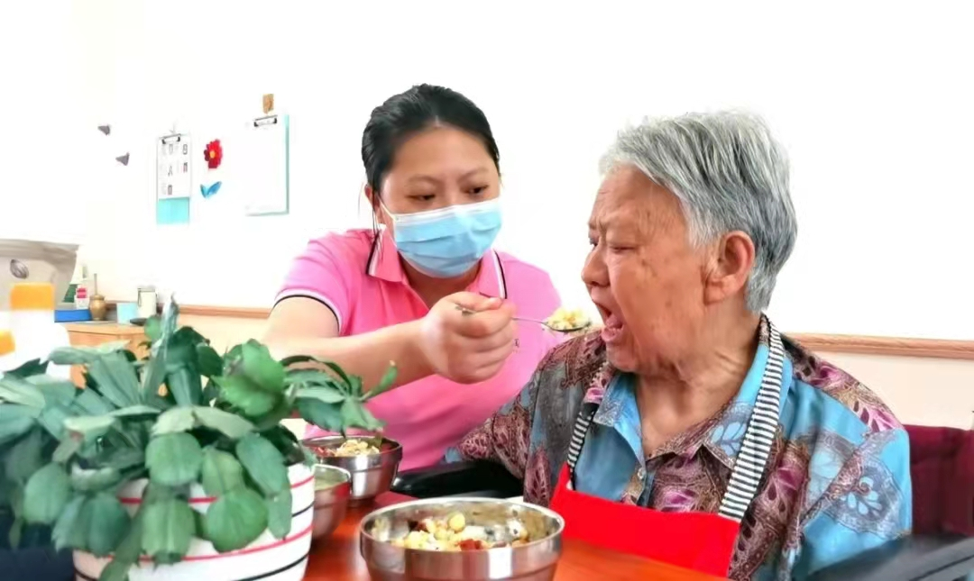 養(yǎng)老服務(wù)顯身手：醫(yī)養(yǎng)投資公司員工袁霞榮獲“瀘州市巾幗建功標(biāo)兵”稱號(hào)